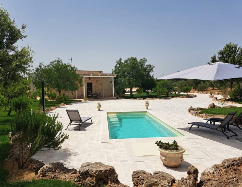 Die Unterkunft des Agriturismo: Kalksteinhaus mit Pool, Liegestühlen und Olivenbäumen ringsum